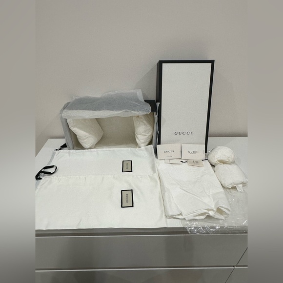 Gucci white&black shoe box with 2 dust bags, tissue/shoe stuffing papers & card - Picture 5 of 13
